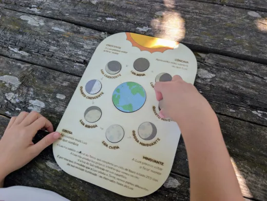 Puzzle de madeira com as fases da Lua à volta da Terra